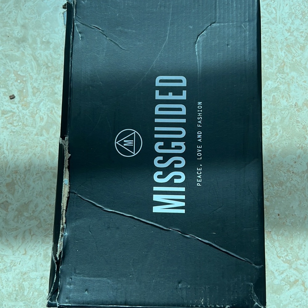 Missguided White faux leather Sneakers BRAND NEW IN BOX - Picture 5 of 7